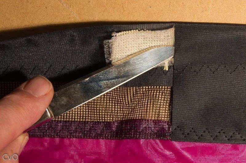Glisser la bande de renfort et le Kevlar à l’arrière entre le Dacron