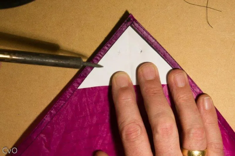 Gabarit pour brûler les trous dans les renforts d’angle