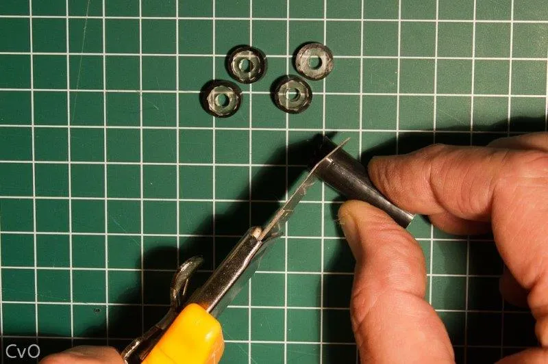 Découpe de petites bagues dans une durite renforcée