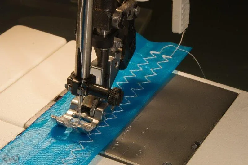 Vérifier le réglage de la machine à coudre, notamment la tension du fil