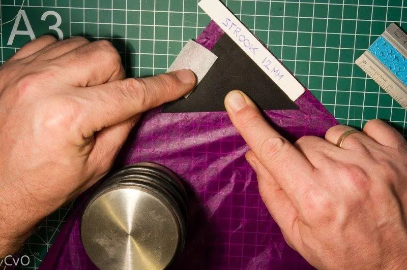 Fixation avec du scotch de peintre