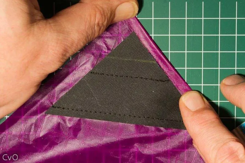 Premier pli contre la pièce triangulaire