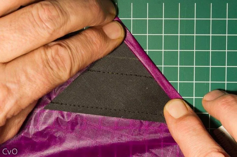 Puis repli par-dessus la pièce triangulaire