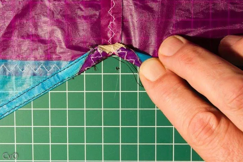 Faire un ourlet côté droit (un peu délicat), puis coudre