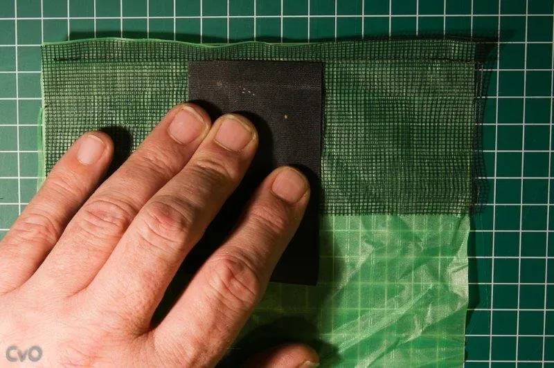 Plier la bande de dacron dans la largeur au delà de la gaze