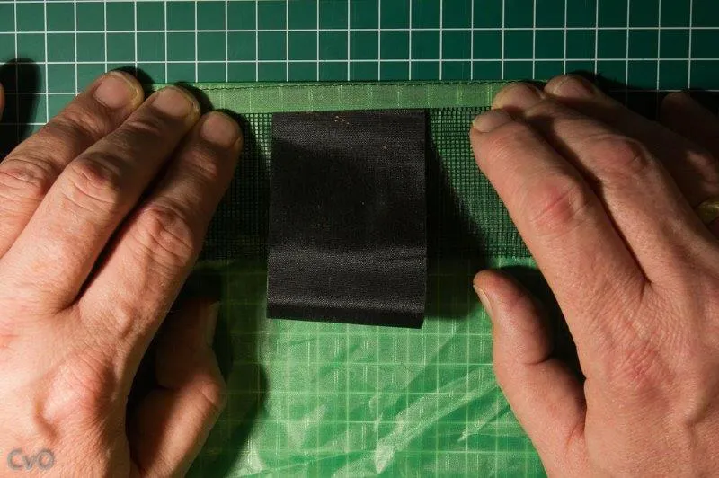 Plier la bande de 8mm du haut vers soi sur la couture droite précédente