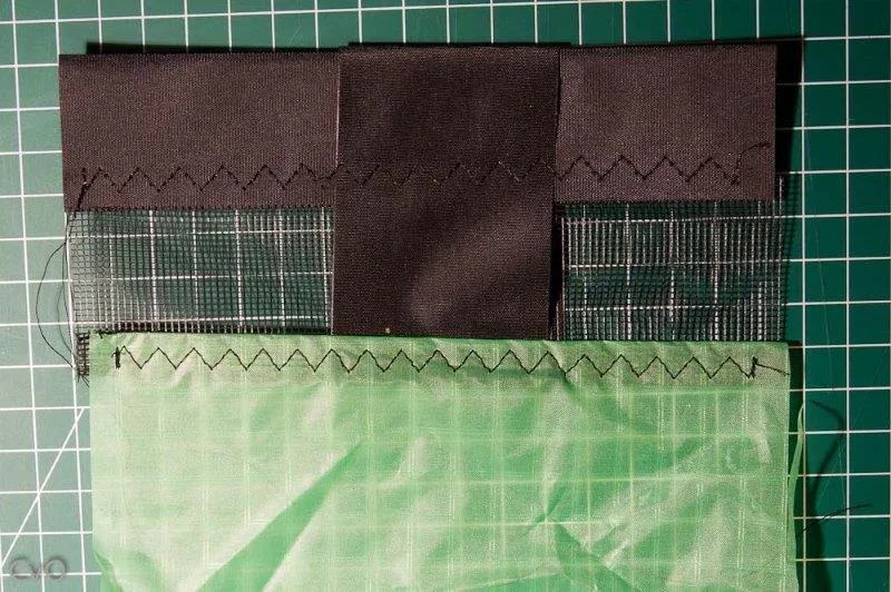 Coudre la bande haute de Dacron avec la gaze