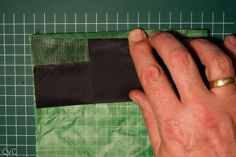 Replier le haut sur la couture droite vers le bas