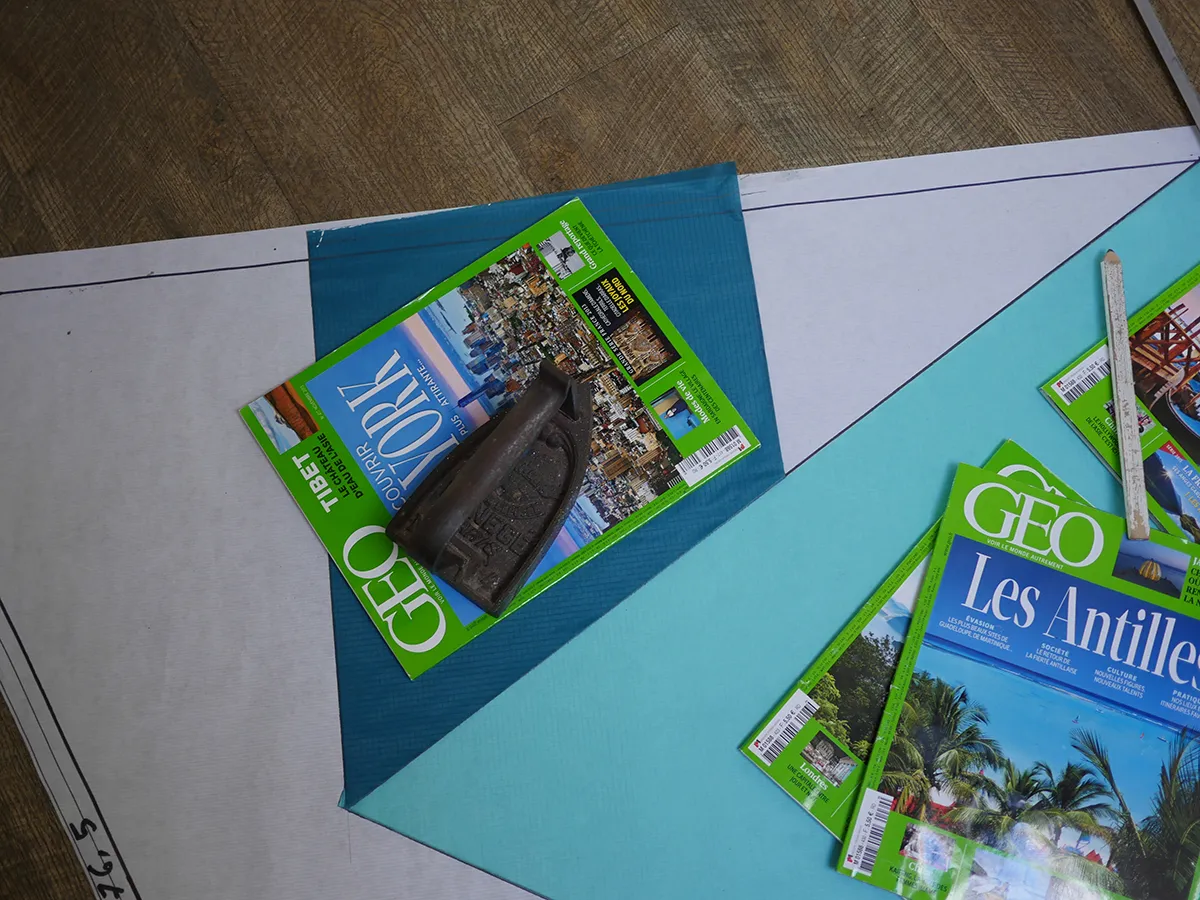 Après découpe, superposition des panneaux en vue du collage