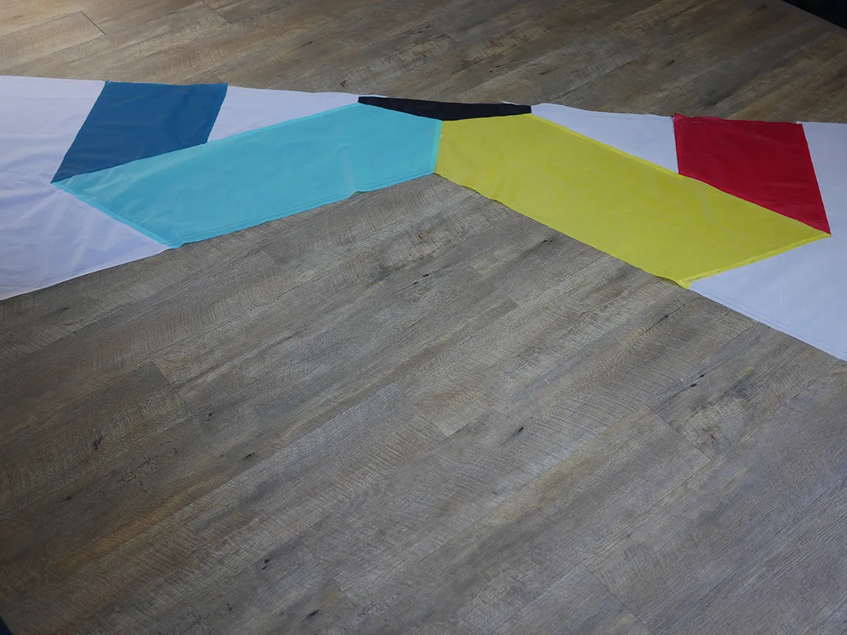 Après collage de tous les panneaux, la voile prend forme.