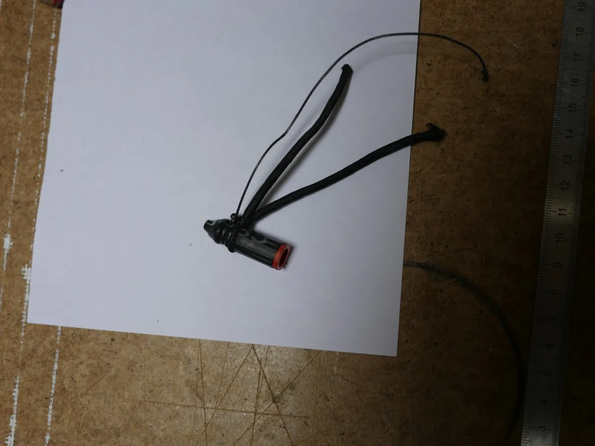 Nouage des bouts de bride à chaque connecteur