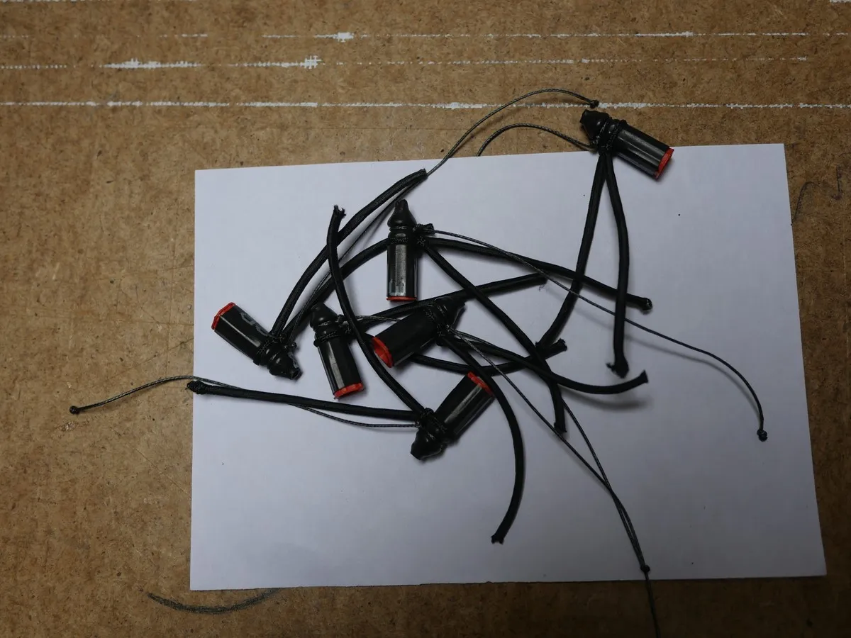 Nouage des bouts de bride à chaque connecteur