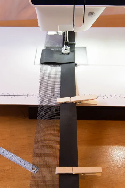 Préparation du bord d'attaque et couture du fourreau en dacron sur la gaze