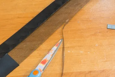 Découpe de l'excès de gaze
