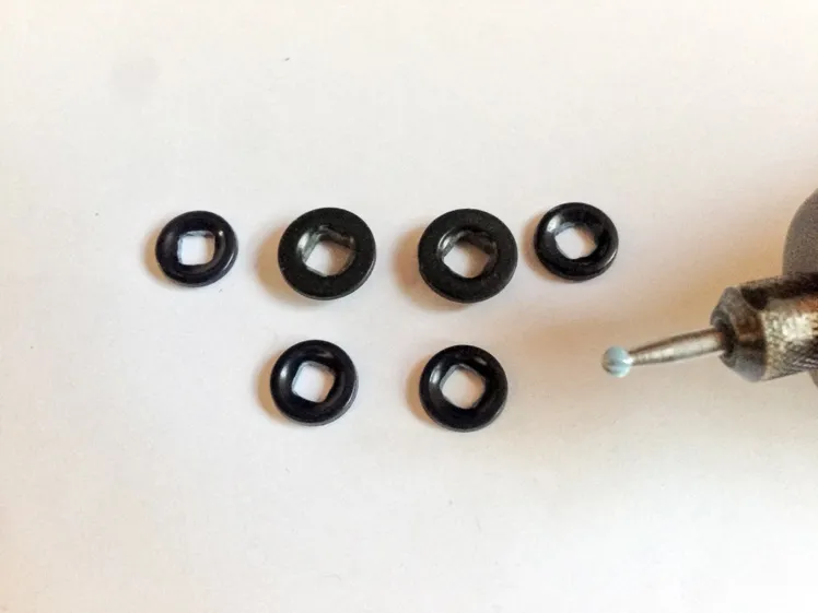 Perçage des boutons avec une dremel