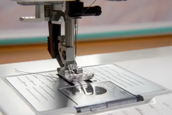 Pied de la machine à coudre de face