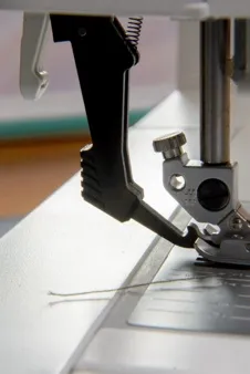 Pieds de la machine à coudre vue de côté