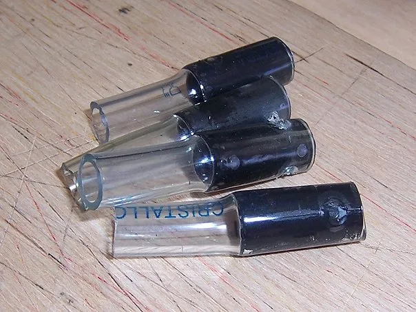 Accastillage - Fabrication des embouts. Renfort avec durite pour les bouchons du bord d'attaque.