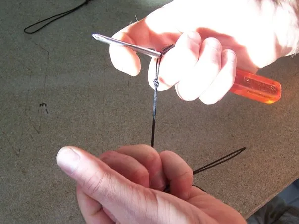 Bridages - Fabrication des petites brides pour les bouchons.