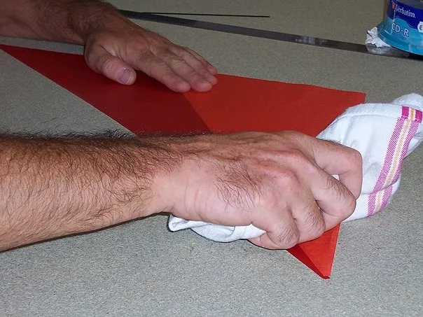 Frotter les panneaux d'Icarex permet de créer de l'électricité statique. Pratique pour le maintien et le positionnement précis des panneaux.