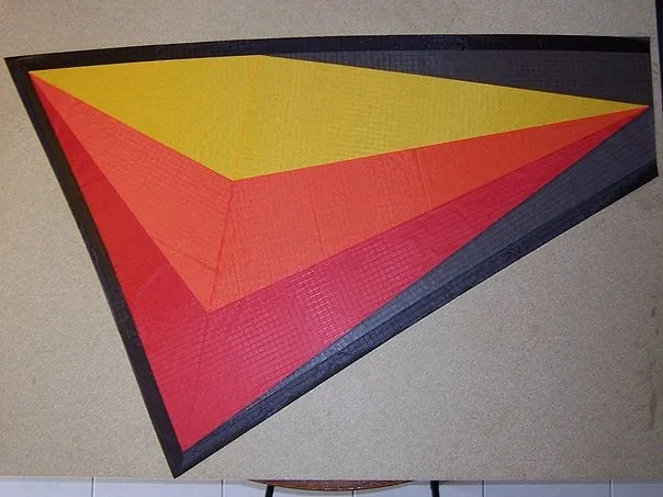 1 aile avec contours d'Icarex noir. 3 cm de largeur. L'ourlet, replié 2 fois, fera 1 cm. Aller, encore 5 à faire.