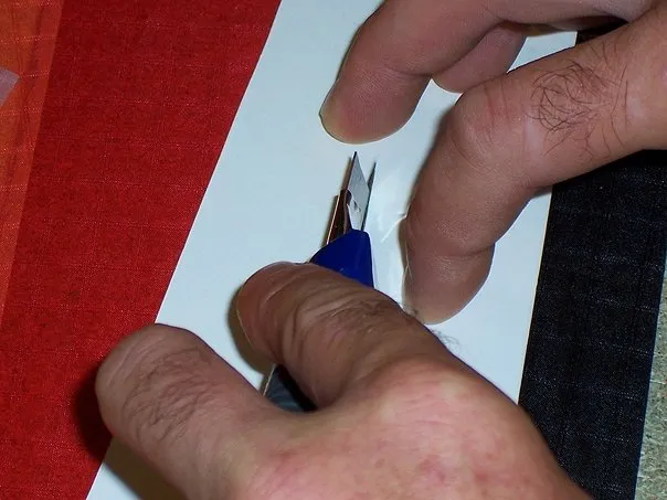 Finition de la découpe (pointes) au cutter.
