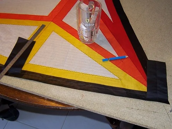 Bord d'attaque - 1ère étape. Assemblage/collage Renforts dacron bord d'attaque.