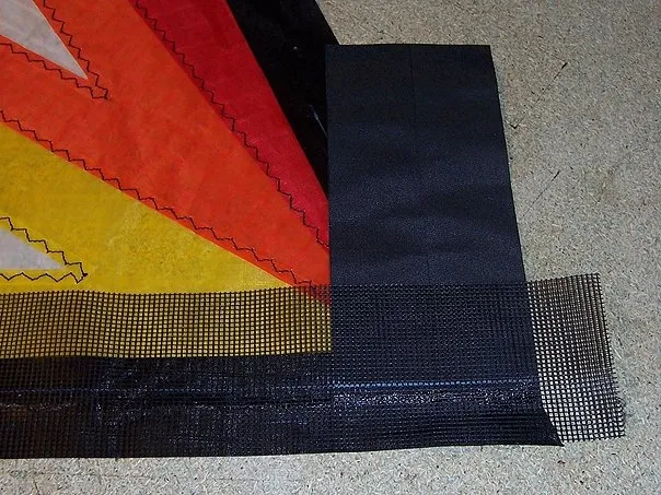Bord d'attaque - 1ère étape. Assemblage/collage Renforts dacron bord d'attaque.