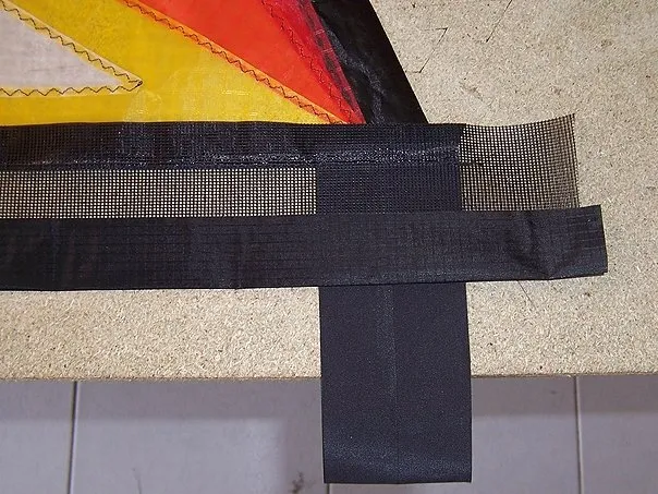 Bord d'attaque - 3ème étape. Pliage des renforts dacron.