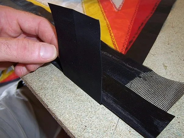 Bord d'attaque - 3ème étape. Pliage des renforts dacron.