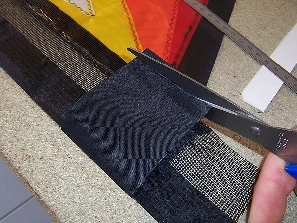 Bord d'attaque - 3ème étape. Pliage de l'ensemble Icarex/Renforts dacron/Gaze.