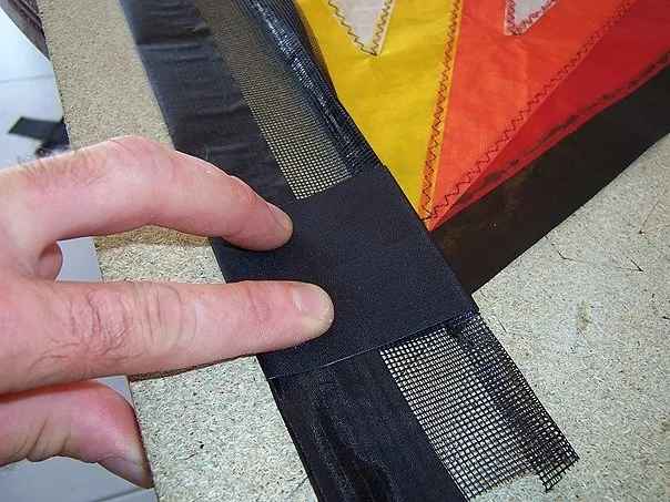 Mise en place des renforts dacron pour les pointes d'ailes + pliage des ourlets noir.