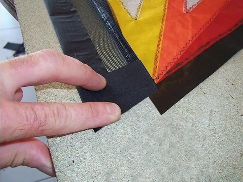 Retourner la voile et couper ce spi noir en suivant le trait pointillé bleu. (En fait, au niveau de la couture au point droit du bord d'attaque.)
