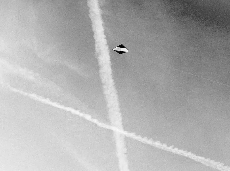Un cerf-volant de vent léger dans le ciel bleu.